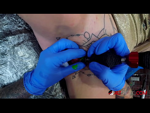 ❤️ tattooed ທີ່ສຸດ Hottie Sully Savage ໄດ້ຮັບ tattoo ສຸດ clitoris ຂອງນາງ ແຕ່ໜັງໂປ້ ຢູ່ພວກເຮົາ ❌️❤